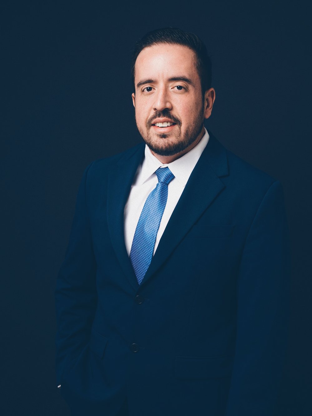 Marcos Martins, advogado, de terno azul, olhando para quem lê